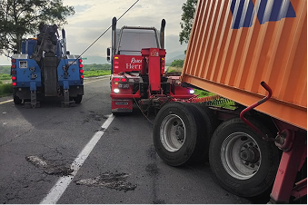 Grúa de Grúas Herrera auxiliando un tractocamión en carretera